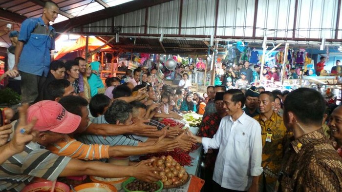Pedagang Pasar Bengkulu Lepas Jokowi dengan Tangis Haru