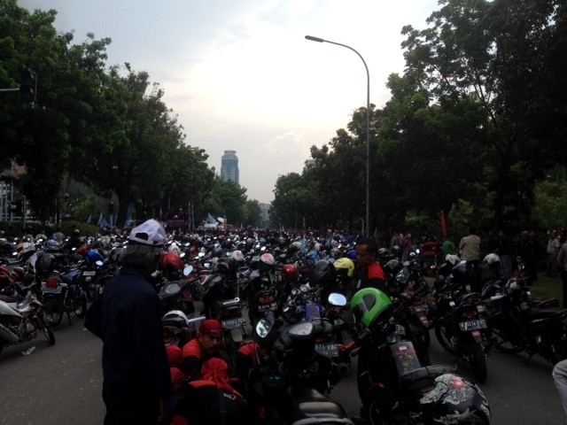 Massa Buruh Berkumpul di Depan Balai Kota, Lalin Dialihkan