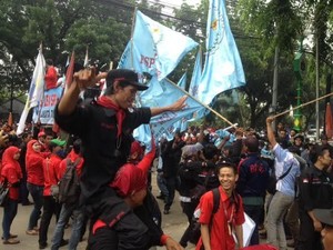 Bikin Kebon Sirih Macet, Buruh Joget Sakitnya Tuh di Sini di Depan DPRD