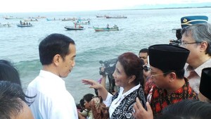 Jokowi dan Menteri Susi Blusukan di Pantai Malabero Bengkulu