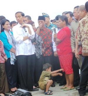 Begini Gaya Santai Jokowi Ngobrol dengan Nelayan Bengkulu