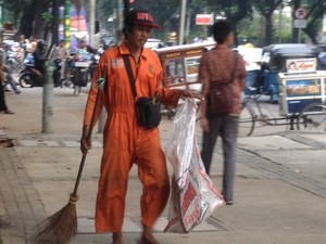 Kisah Petugas Kebersihan dan Pedagang Asongan Usai Demo Buruh di DPRD Bubar