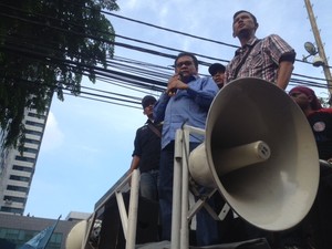 Politisi Gerindra M Taufik Temui Buruh yang Berdemo di Depan DPRD