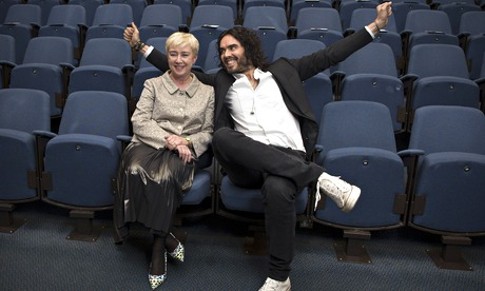 Russel Brand Janji Dirikan Perpustakaan di Bekas Sekolahnya