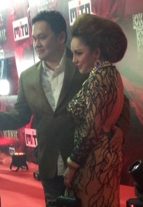 Dampingi Farhat Abbas di !nsert Award, Regina Pamer Rambut Kepompong Kupu-kupu