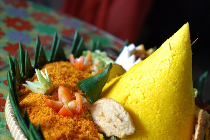  Tumpeng  Nasi  Berbentuk Kerucut Lambang Kesejahteraan dan 