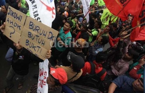 Kontroversi Buruh Ingin Upah Minimum Pakai Acuan Dolar AS