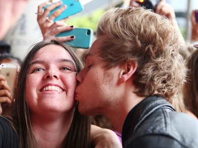 Muah! 5 Seconds of Summer Cium Fans di Red Carpet