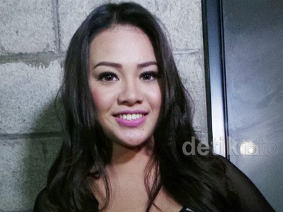 Di Foto Ini, Wajah Aurel Tirus Banget