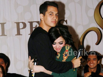 Aih, Syahrini Peluk-peluk Manja Kevin Julio