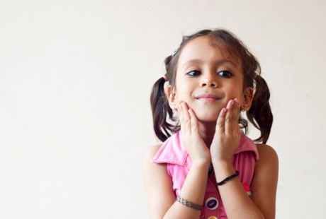 Hati-hati! Kebiasaan Sok Imut Saat Bicara, Bisa Bikin Cadel Betulan