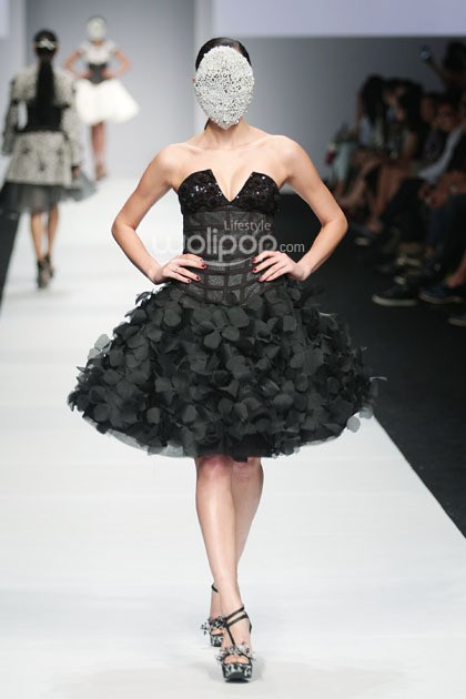 Barli Asmara 5asec LHarmonie Aux Details. Jakarta Fashion Week 2015 at Senayan City. Jakarta. [Foto: Mohammad Abduh/Wolipop]