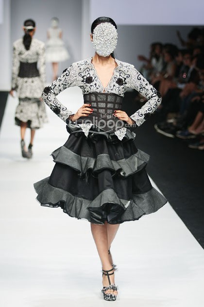 Barli Asmara 5asec LHarmonie Aux Details. Jakarta Fashion Week 2015 at Senayan City. Jakarta. [Foto: Mohammad Abduh/Wolipop]