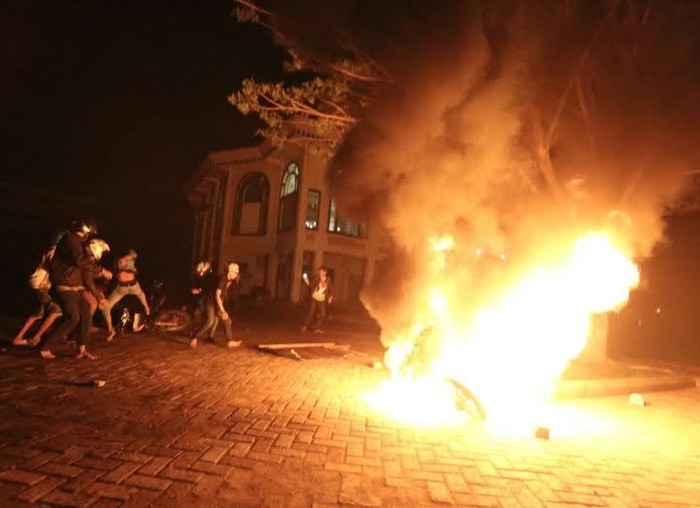 Mahasiswa UMI Kembali Bentrok dengan Warga, 5 Motor di Dalam Kampus Dibakar
