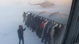 Brrr! Begini Video Penumpang yang Dorong Pesawat di Suhu Minus 52 Derajat