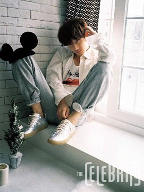 Zhoumi Menangis Lihat Foto Debut Solonya di Bus Korea