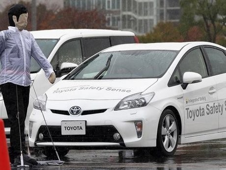 Toyota Pasarkan Teknologi Anti Tabrakan
