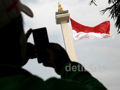 Bendera Raksasa Berkibar di Monas