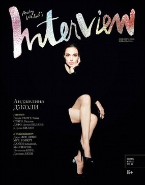 Angelina Jolie Seksi Pamer Kaki Jenjang di Sampul Majalah