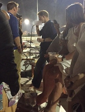 Pangeran Harry Asyik Party di Abu Dhabi Sambil Isap Shisha