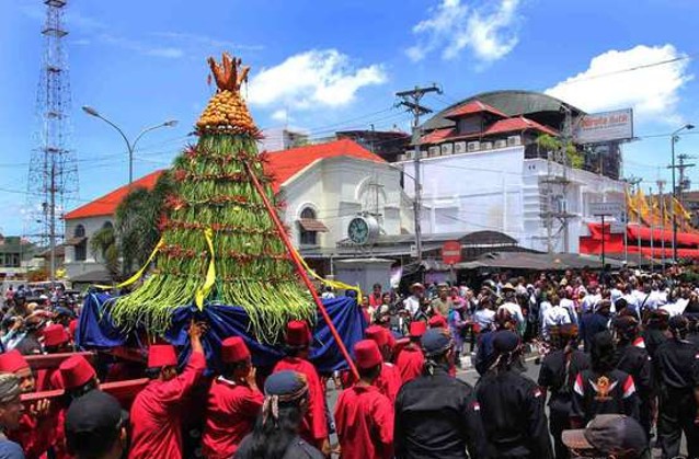 Grebek Muludan Acara Puncak Perebutan Makanan dalam 