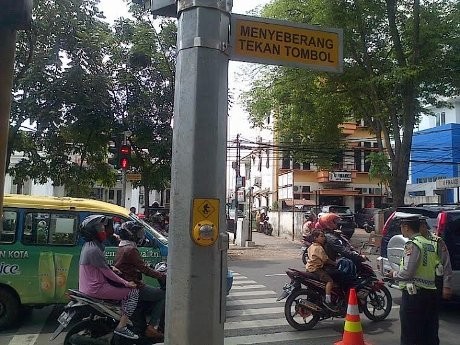 Wah, Lampu Merah di Balai Kota Bandung Ada Tombol untuk Menyeberang Wah, Lampu Merah di Balai Kota Bandung Ada Tombol untuk Menyeberang