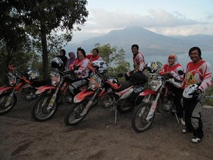 Terpesona dengan Bulan Sabit di Danau Batur