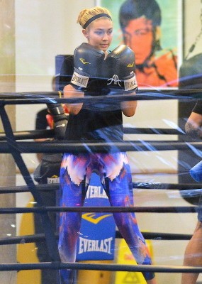 Gigi Hadid Rajin Tinju Agar Tubuh Tetap Seksi