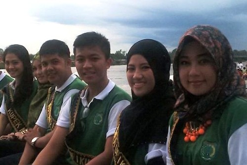 Cantiknya Gadis-gadis di Tepi Sungai Musi