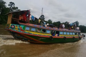 Belajar Menyetir Kapal Tongkang di Sungai Musi, Asyik!