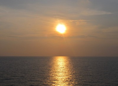 Naik Kapal Laut, Bisa Lihat Sunset Secantik Ini