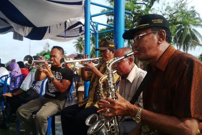 Asyiknya Nonton Perahu Naga Ditemani Musik Tanjidor