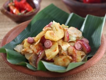 Krenyes Asam Segar, Sambal Pencit dan Asinan Buah dari Mangga Muda