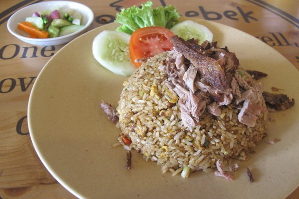 Menikmati Nasi Goreng Pedas Gurih Bertabur Suwiran Bebek
