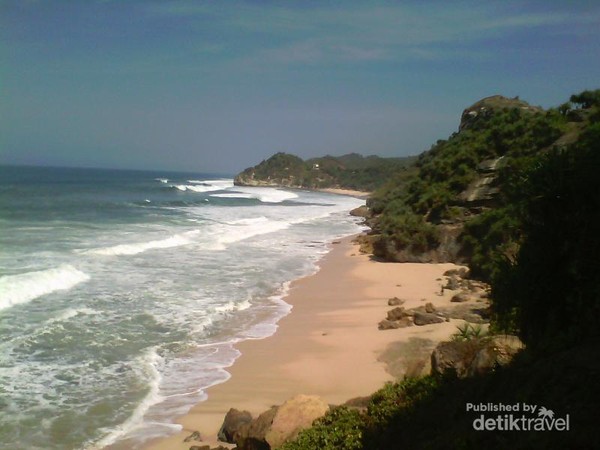 Air Terjun Langsung Ke Laut Di Pantai Banyu Tibo Pacitan