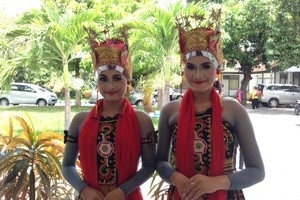 Cantiknya Gadis-Gadis Banyuwangi Berdandan Sebelum Menari