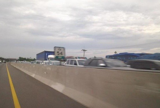 Truk Pasir Terguling di KM 48, Tol Cikampek Arah Jakarta Macet 4 Km