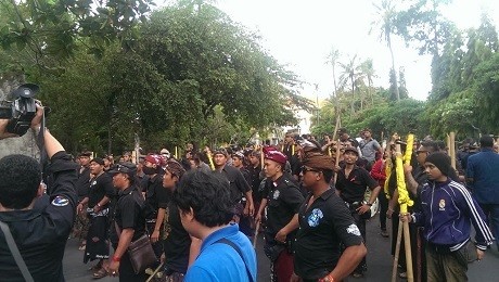 Kubu Ical Tolak Komentari Aksi Massa Cabuti Atribut Golkar