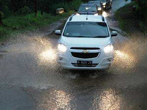 Tips Berkendara dengan Aman Saat Hujan dari Chevy