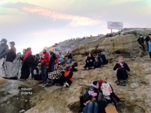 Jangan Mau Kalah! Bule Saja Suka Mendaki Gunung Ijen