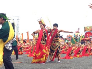 Ketika 3 Bule Cantik Ikut Menari Gandrung di Banyuwangi