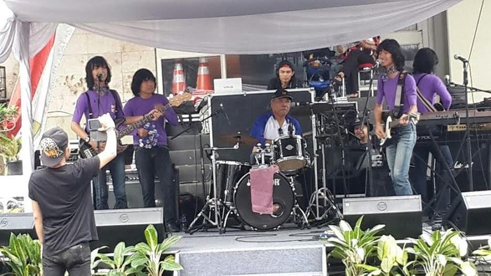 Jadi Drummer dan Gitaris Dadakan, Basuki Fasih Mainkan Lagu Koes Plus