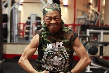 Hebat! Berusia 77 Tahun, Nenek Ini Juara Kompetisi Angkat Beban