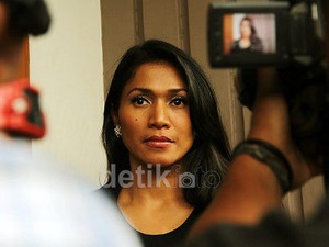 Benarkah Anne J Cotto Terlantarkan Anak karena Suami Bule Baru?