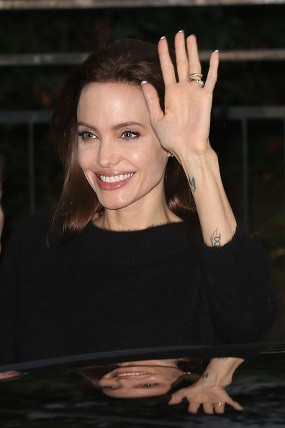 Angelina Jolie Alami Kecelakaan Mobil
