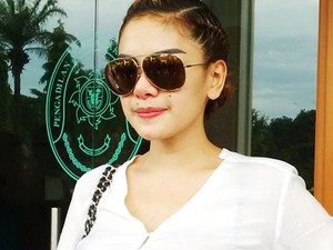 Datang ke Sidang, Nikita Mirzani Pakai Baju Menerawang dan Jeans Robek