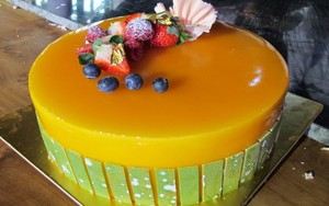Mencuri Ilmu dari Pastry Chef Membuat Festive Cake, Krim Halus dan Mahkota Cokelat