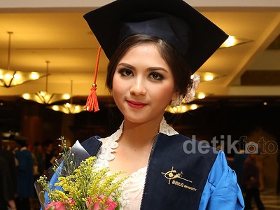 Si Cantik Jessica Mila Kini Jadi Sarjana