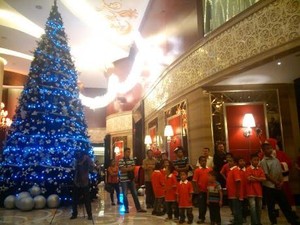 Anak Panti Asuhan Jadi Saksi Penyalaan Lampu Pohon Natal di Trans Hotel Bandung