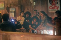 Usai syuting, Babe Cabita berfoto dengan cewek-cewek yang berperan sebagai cabe-cabean.